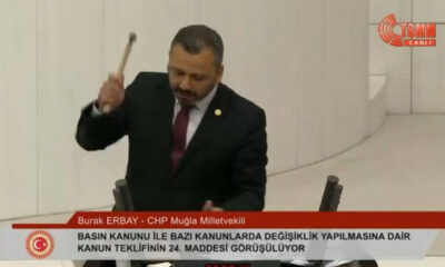 Meclis’te çekiçle cep telefonunu kıran CHP’li Burak Erbay’a 10 bin liralık dava açıldı!.