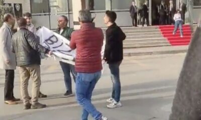 Bir grup genç, altılı masanın toplantısını protesto etti!.