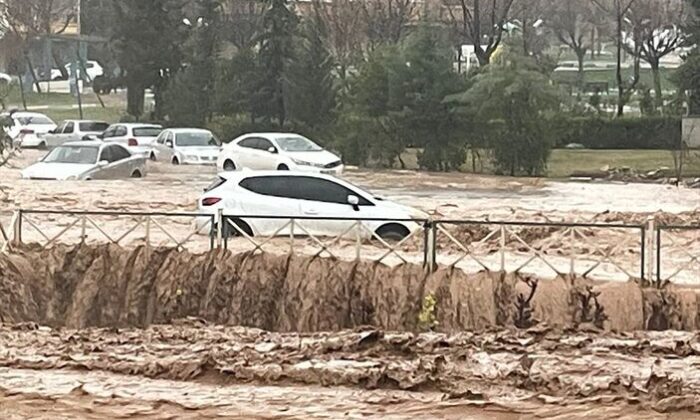 Şanlıurfa’da sağanak yağış sele döndü!.