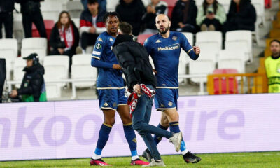 Sivas’ta sahaya giren taraftar Fiorentina’nın orta sahası Bianco’ya saldırdı!.