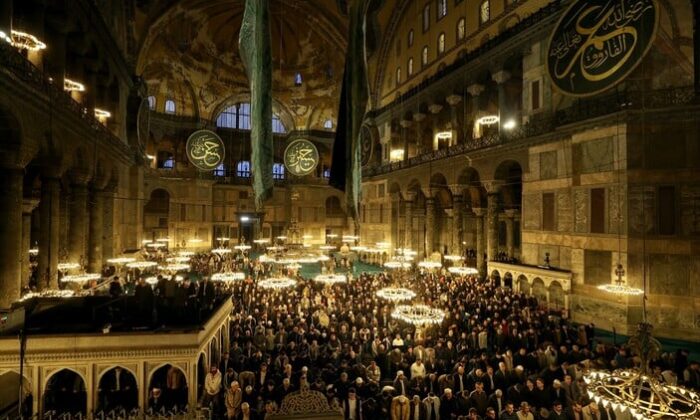 Kadir Gecesi Ayasofya Cami’nde idrak edildi!.