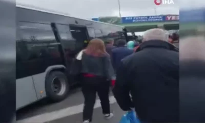 İstanbullunun bayramda ulaşım çilesi! Metrobüs arızalanınca vatandaşlar yürümek zorunda kaldı!.