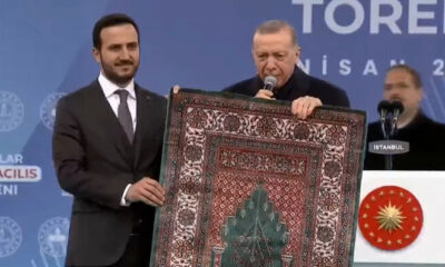 Cumhurbaşkanı Erdoğan’a seccade hediye edildi!.