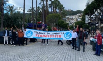 İmamoğlu’nun Antalya mitinginde pankartlı protesto! “Selahattin Demirtaş teröristtir!.”