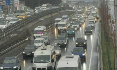 İstanbul’da yağmurun etkisiyle trafik yoğunluğu yüzde 90’a ulaştı!.