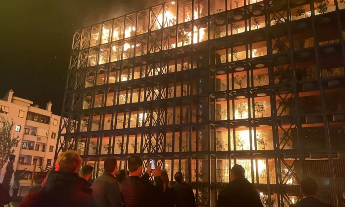 İzmir’de 4 bloklu sitenin 8 katlı binasında yangın..