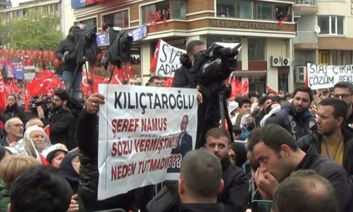 Kılıçdaroğlu, Tekirdağ mitinginde pankartla protesto edildi!.