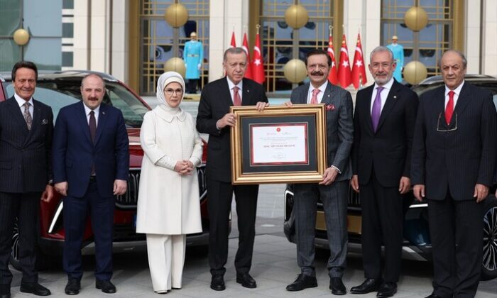 Külliye’ye çekilen TOGG’lar Cumhurbaşkanı Erdoğan’a teslim edildi!.