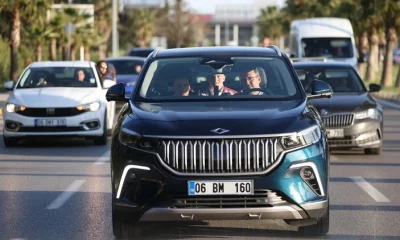Mehmet Kasapoğlu, İzmir’e altın madalyalarla dönen sporcuları TOGG’la karşıladı!.