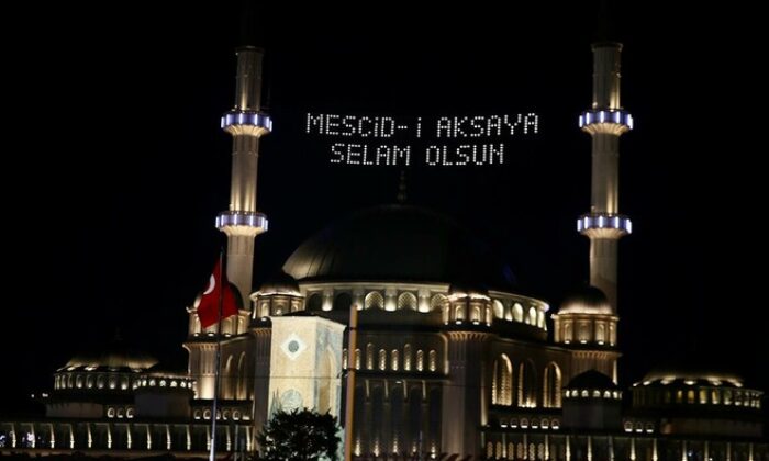 Taksim Camii’nden Mescid-i Aksaya destek mahyası..