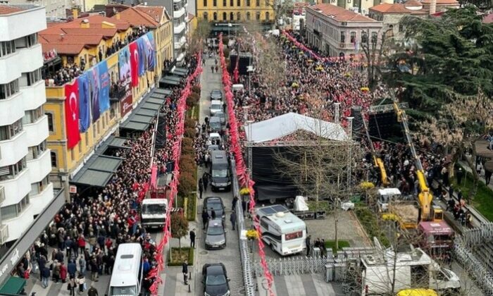 Görüntüler montaj çıktı!. CHP’nin Trabzon mitinginden paylaşılan fotoğrafın üzerinde oynamışlar!.