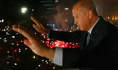 Cumhurbaşkanı Erdoğan balkon konuşmasında vatandaşlara hitap ediyor!. (canlı yayın)