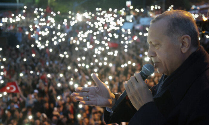 Cumhurbaşkanı Erdoğan geleneksel balkon konuşmasında vatandaşlara hitap ediyor!. (canlı yayın)