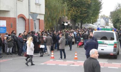 Almanya’da sandıklara yoğun ilgi! Gurbetçiler oy kullanmak için kilometrelerce kuyruk oluşturdu!.