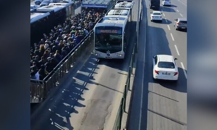 Aradığınız başkana ulaşılamıyor, İstanbul’da ulaşım çilesi! Vatandaşlar araç yetersizliğine isyan etti!.