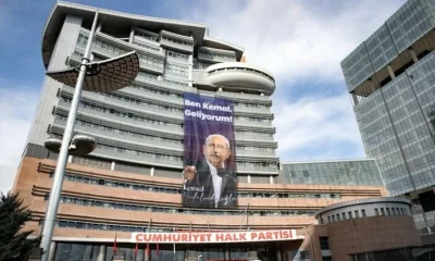 CHP, “Ben Kemal geliyorum” afişini indirdi!.
