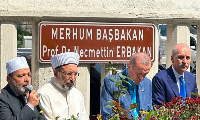 Cumhurbaşkanı Erdoğan, Necmettin Erbakan’ın kabrini ziyaret etti!.