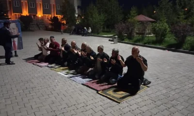 Depremzedeler Erdoğan’ın zaferi sonrası şükür namazı kıldı!.