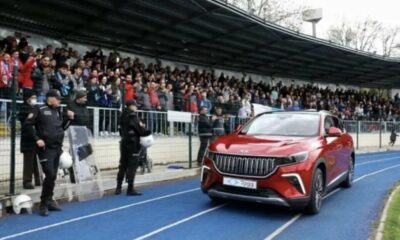 Eskişehirspor taraftarlarından yerli otomobil TOGG’a saldırı..