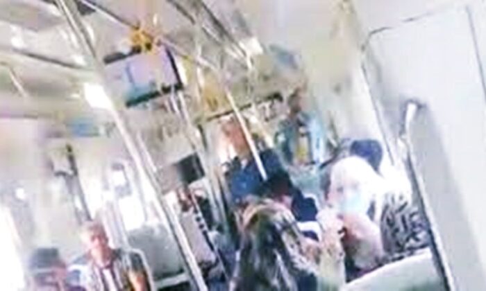 İzmir’de başörtülü kadına CHP’li seçmenden hakaret..