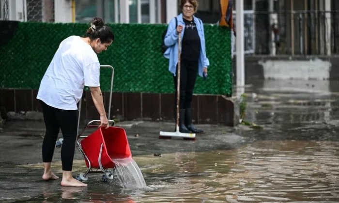 İzmir’de sağanak yağış sokakları göle çevirdi!.