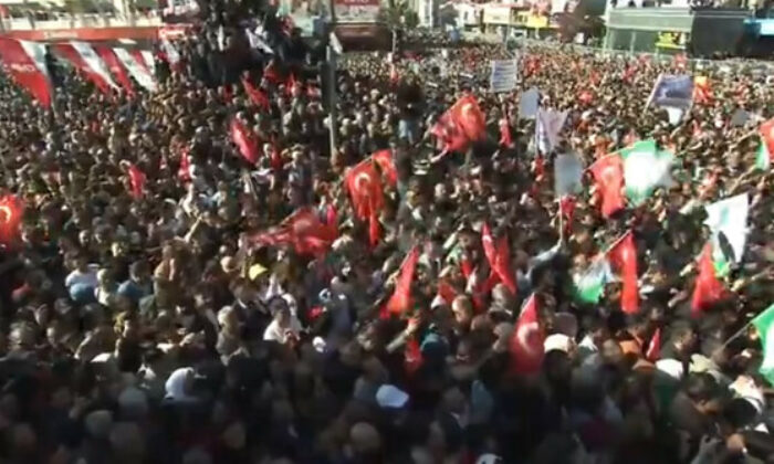 Kılıçdaroğlu’nun Van mitinginde HDP bayrakları açıldı!.