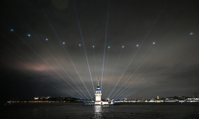 Kız Kulesi ışık ve lazer şovuyla açıldı!.