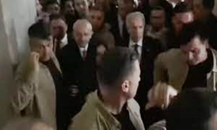 Kılıçdaroğlu tökezleyince Anıtkabir karıştı! Korumalar kameramanı tokatladı!.