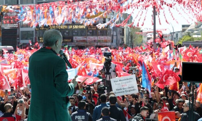 Cumhurbaşkanı Erdoğan’a Van’da coşkulu karşılama..