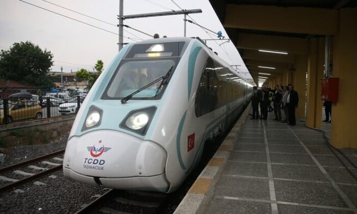 Milli elektrikli tren yolcu taşımaya başladı!.