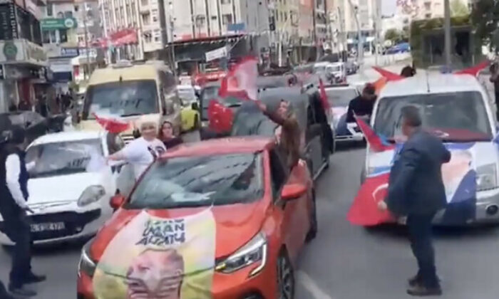 AK Partililer mitinge konvoy halinde gidiyor!.