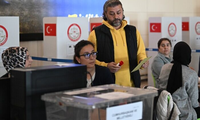 Yurt dışı ve gümrüklerde 1 milyon 138 bin oy kullanıldı!.