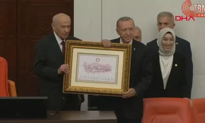 Cumhurbaşkanı Erdoğan mazbatasını alırken muhalefet milletvekilleri protesto etti!.