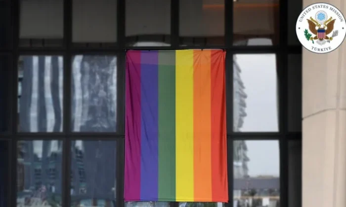 ABD Ankara Büyükelçiliği binasına LGBT bayrağı asıldı!.