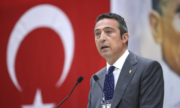 Protesto edilen Ali Koç konuşmasını yarıda kesmek zorunda kaldı!.