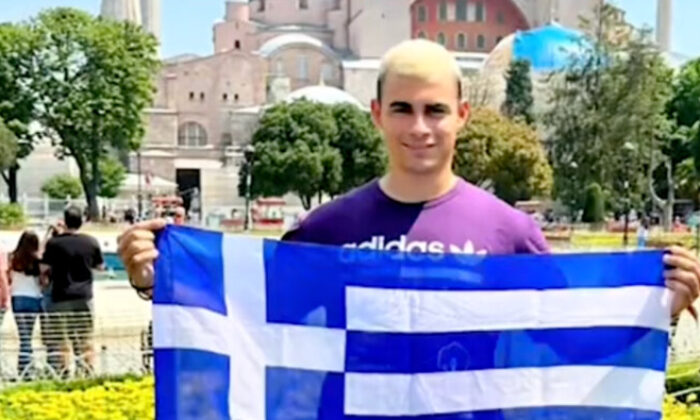 Yunan turistten Ayasofya’da provokasyon! “Bir gün gerçek sahibine dönecek!.”