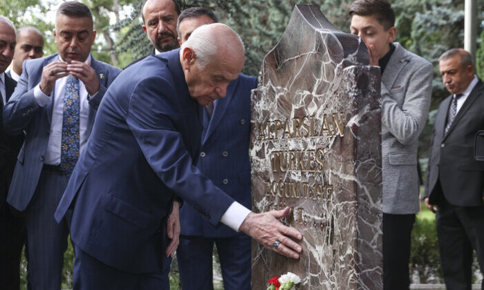 Devlet Bahçeli’den Alparslan Türkeş’in kabrine ziyaret..