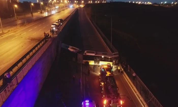 Başakşehir’de kaza yapan İETT otobüsü alt yola uçtu! Şoför ağır yaralı..