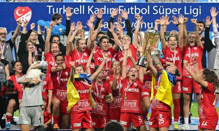 Kadın Futbol Süper Ligi’nde Fenerbahçe şampiyonluğu FOMGET’e kaptırdı!.