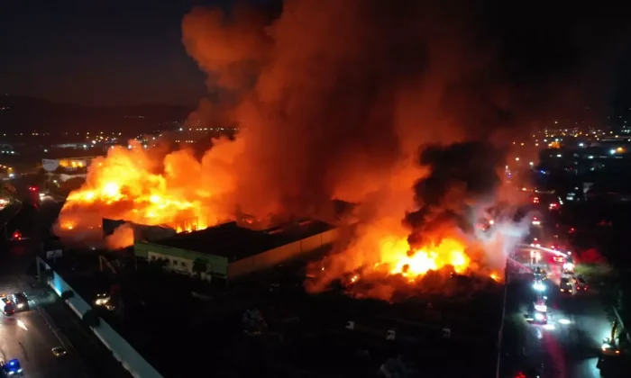 Manisa’da fabrika yangını..