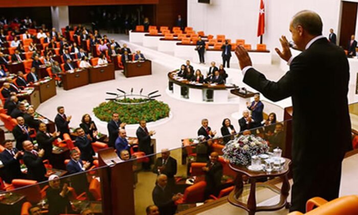 Yine aynı saygısızlık! Cumhurbaşkanı Erdoğan’ın Meclis Genel Kurulu’na gelişi sırasında muhalefet ayağa kalkmadı!.