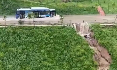 Ankara’da otobüs göle dönen yoldan geçti, beton bariyeri yıkan su evlere hasar verdi!.