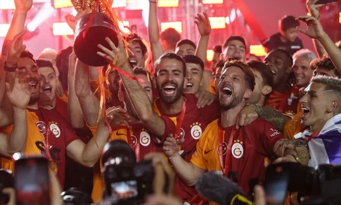 Şampiyon Galatasaray kupasını aldı!.