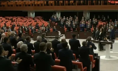 Yemin töreni sırasında ayağa kalkmayan muhalefetin milli iradeye saygısızlığına, sosyal medyada tepki..