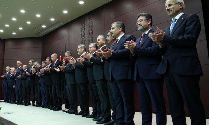 Kabinenin açıklanmasının ardından en çok merak edilen 3 koltuğa kimler oturacak!.