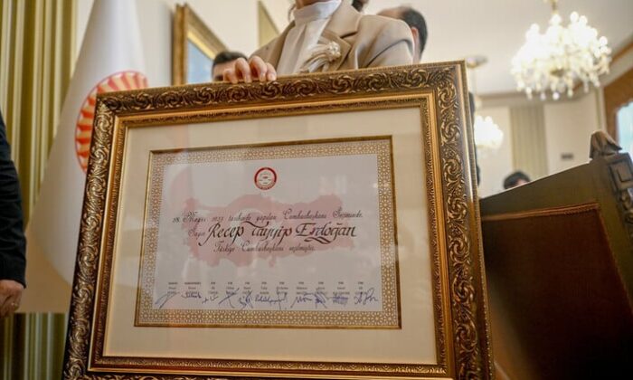 Cumhurbaşkanı Erdoğan mazbatasını teslim etti!.