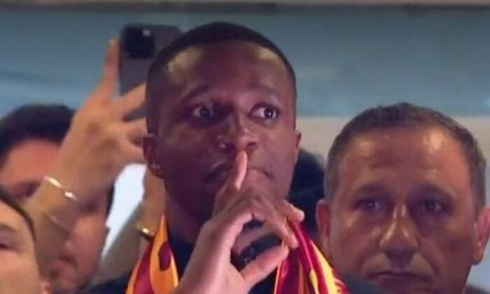 Galatasaray’ın yeni yıldızı Zaha, İstanbul’da..