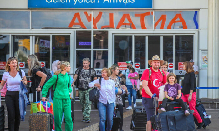 Antalya’ya 6 ayda 5 milyonu aşkın turist geldi!.