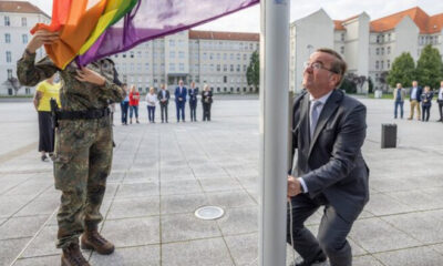 Almanya Savunma Bakanı Pistorius, LGBT bayrağını göndere çekti!.