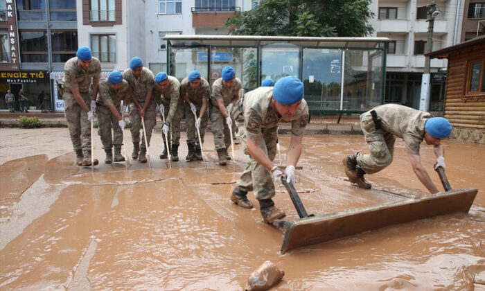 Bartın’da sel sularının çekildiği bölgelerde temizliğe Mehmetçik de destek veriyor!.